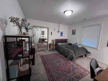 Seeking female grad student roomie
