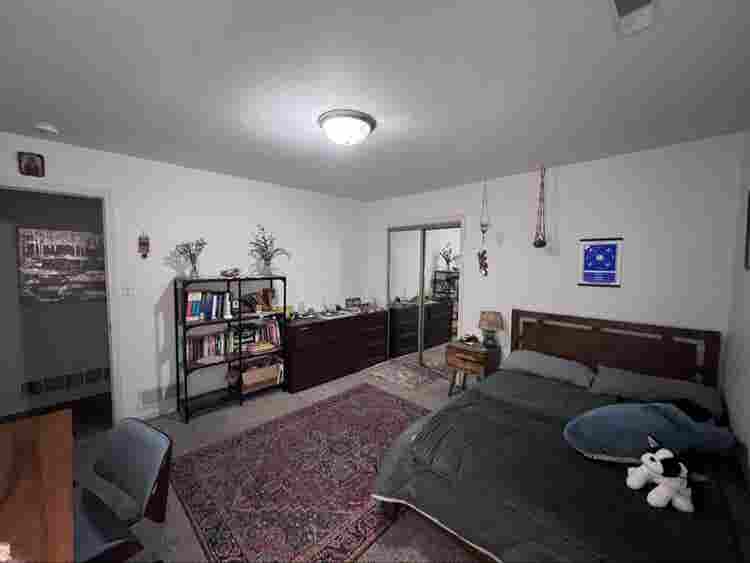 Seeking female grad student roomie