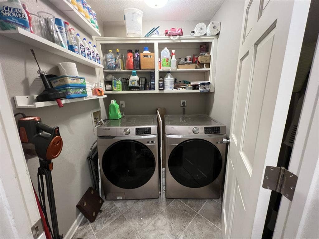 Seeking female grad student roomie