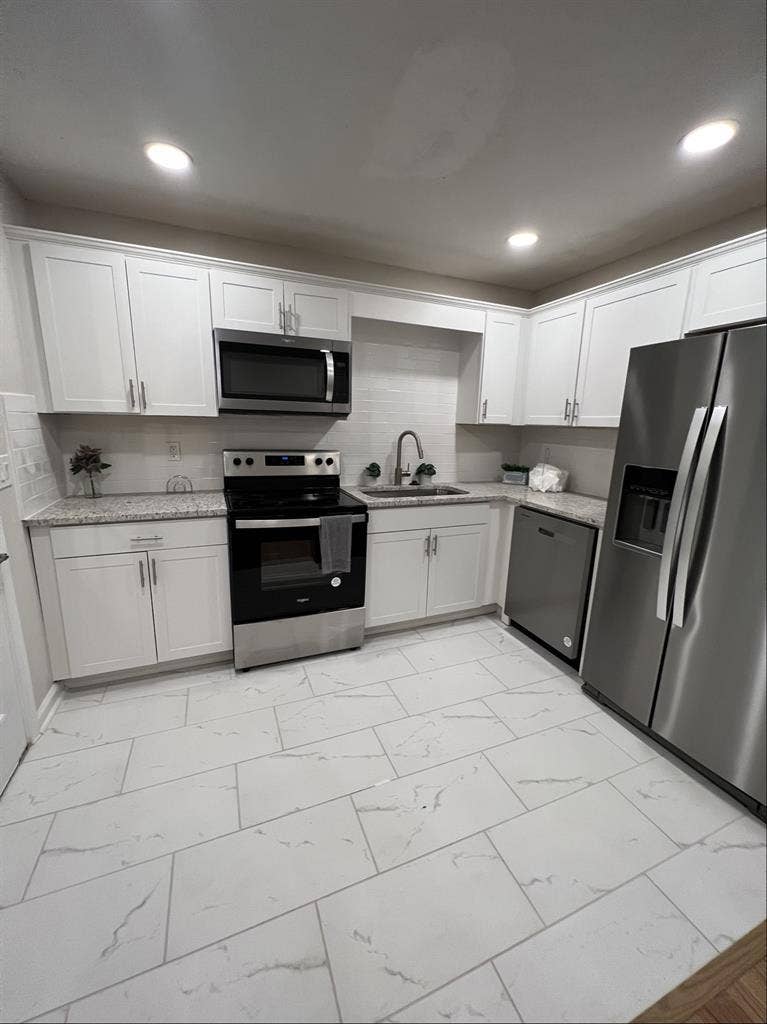 BIG ROOM, PRIV BATH, WALK IN CLOSET