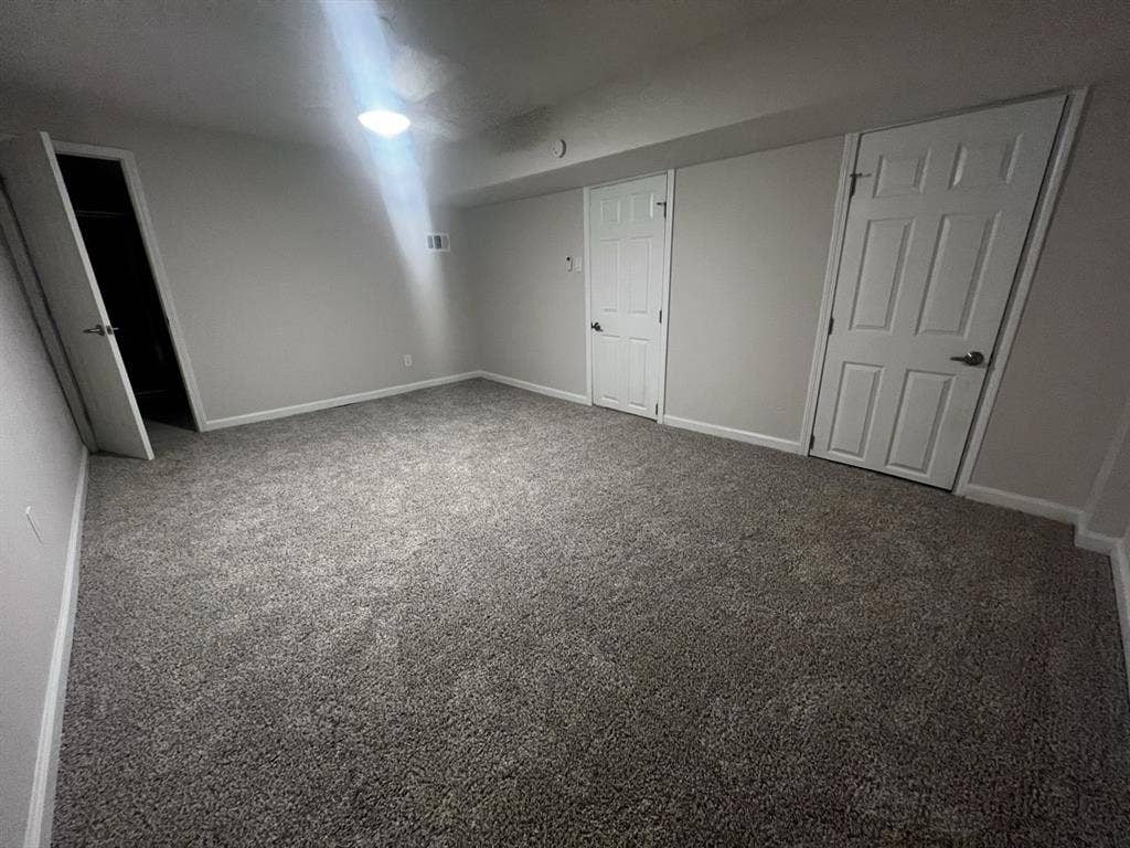 BIG ROOM, PRIV BATH, WALK IN CLOSET
