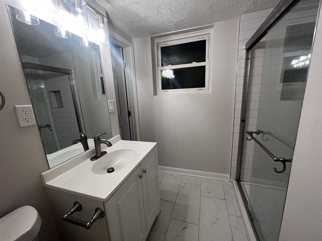 BIG ROOM, PRIV BATH, WALK IN CLOSET