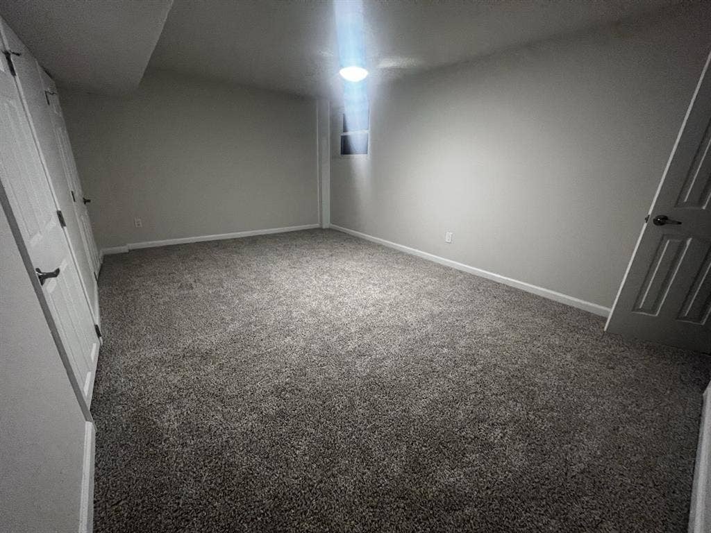 BIG ROOM, PRIV BATH, WALK IN CLOSET
