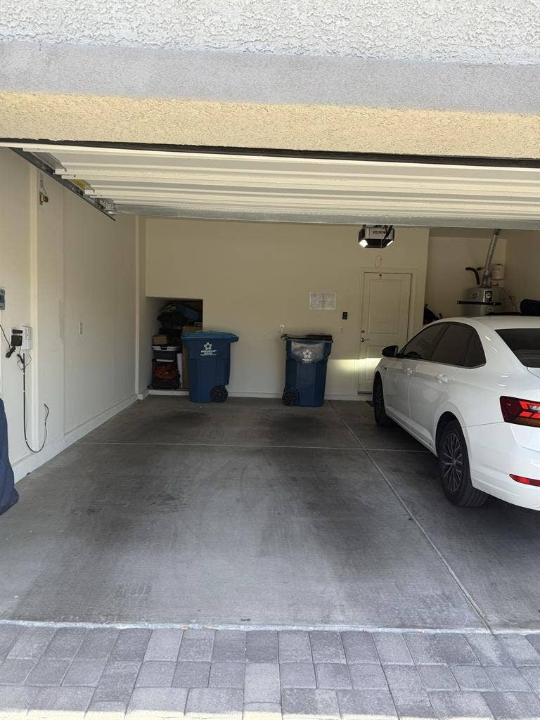 Girl seeking girl roomie in SW home