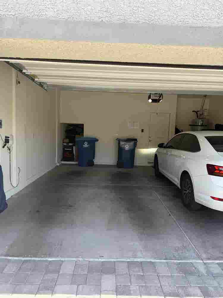 Girl seeking girl roomie in SW home