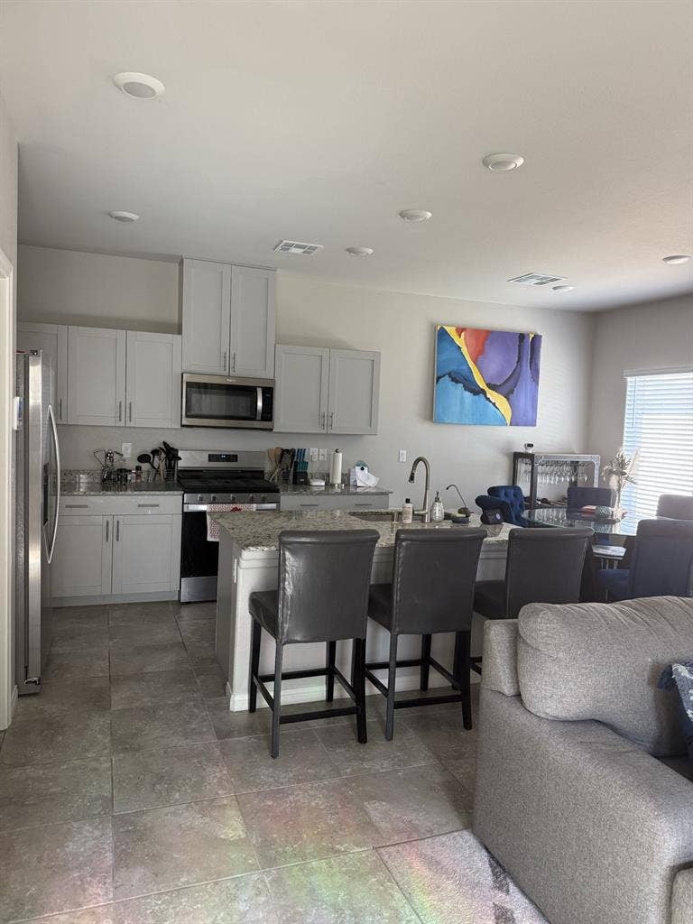 Girl seeking girl roomie in SW home