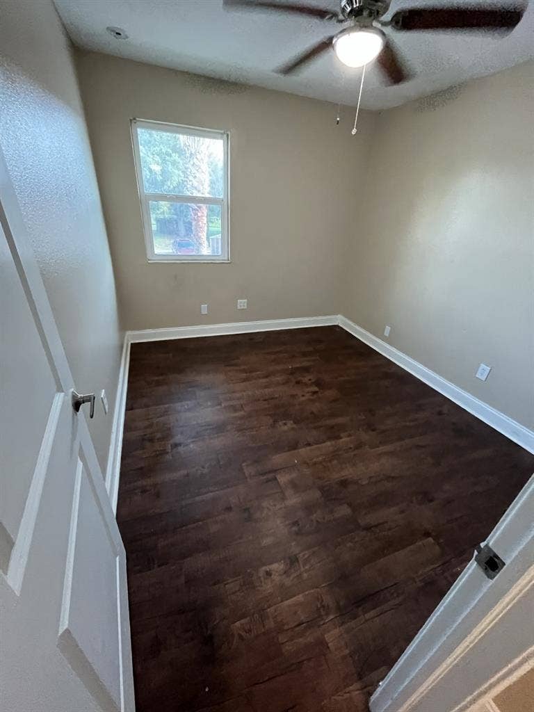 Small room for rent