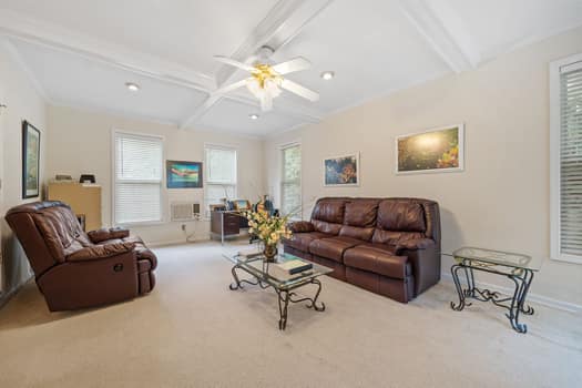 House Free-style Living for Males