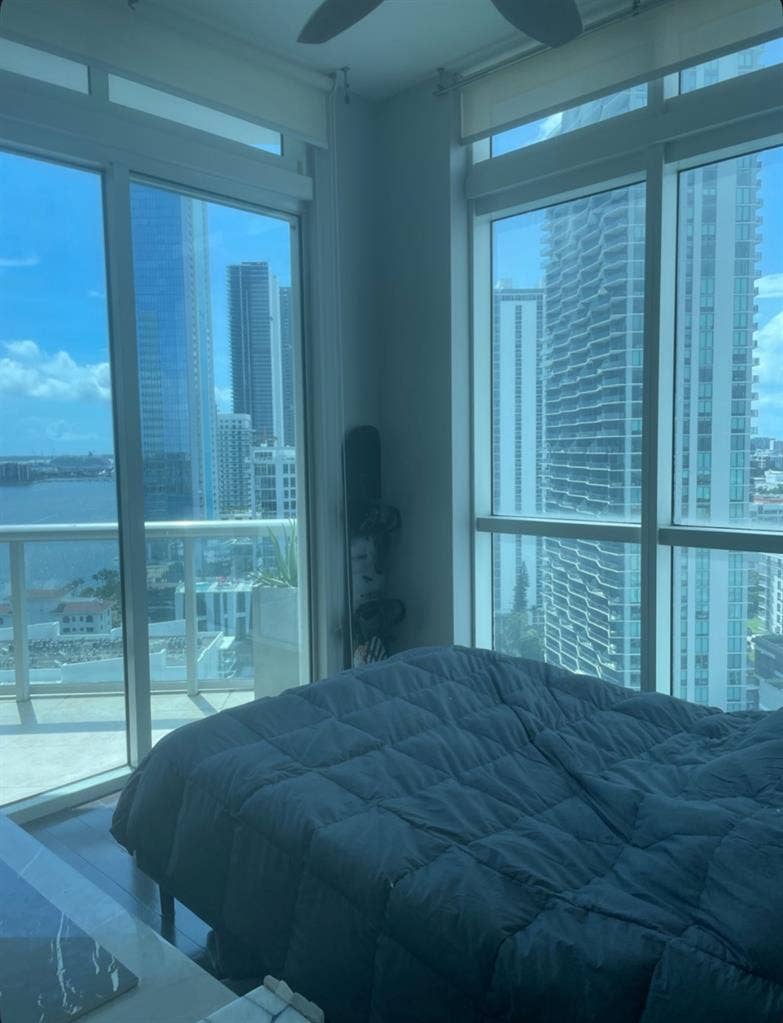(Penthouse Floor) need 1 roommate.