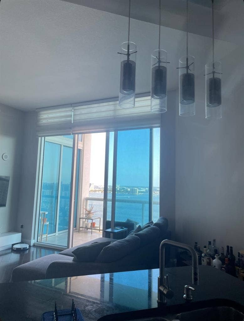 (Penthouse Floor) need 1 roommate.
