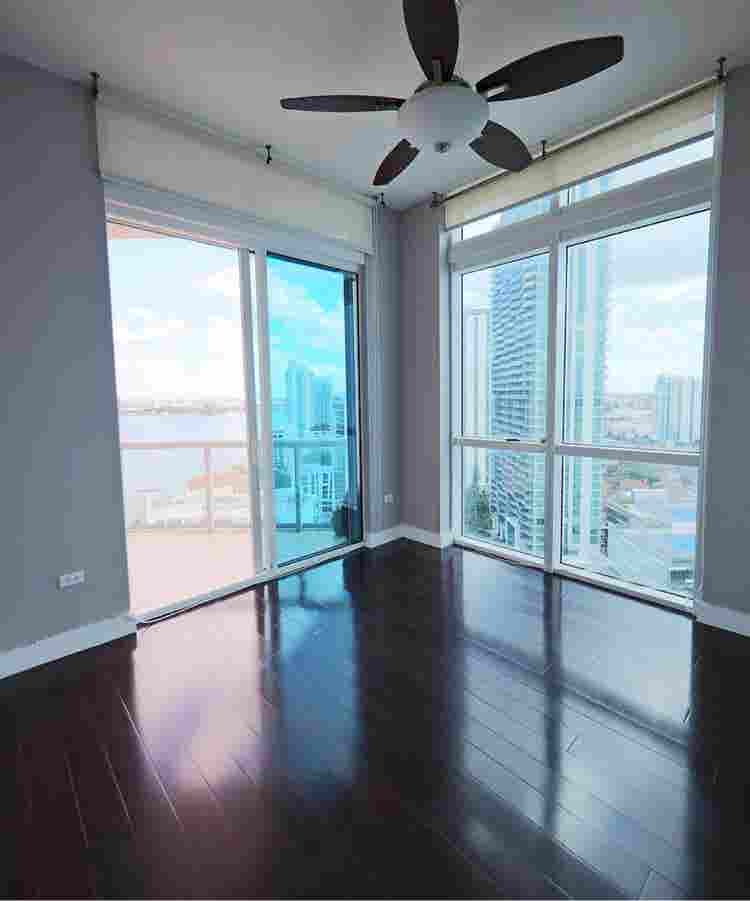 (Penthouse Floor) need 1 roommate.