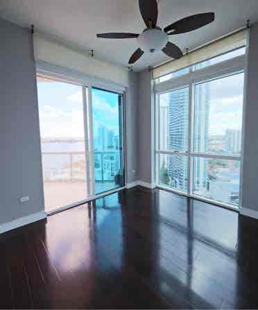 (Penthouse Floor) need 1 roommate.