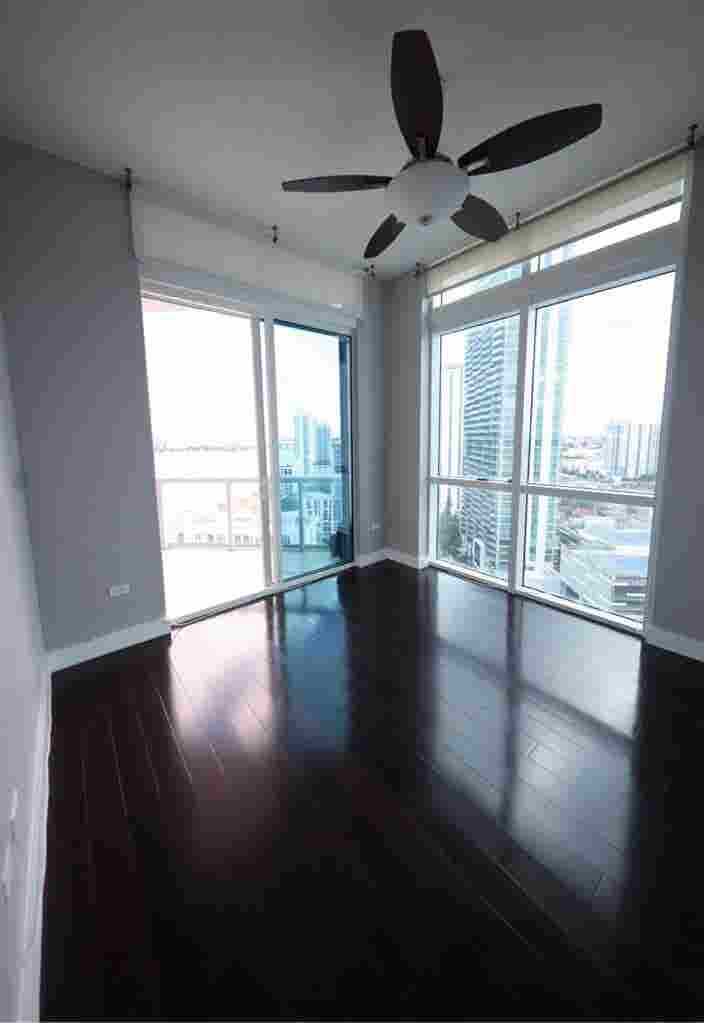 (Penthouse Floor) need 1 roommate.