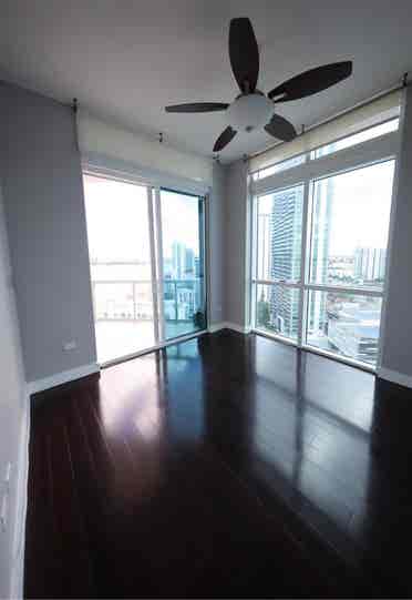 (Penthouse Floor) need 1 roommate.