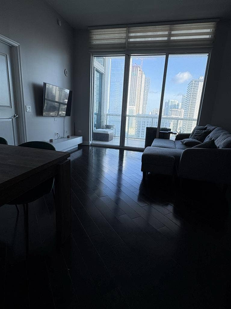 (Penthouse Floor) need 1 roommate.