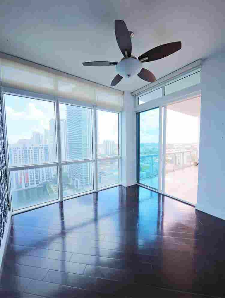 (Penthouse Floor) need 1 roommate.