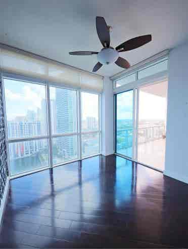 (Penthouse Floor) need 1 roommate.