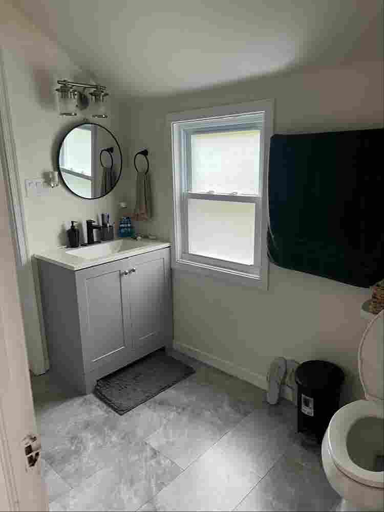 Female roommate needed ()