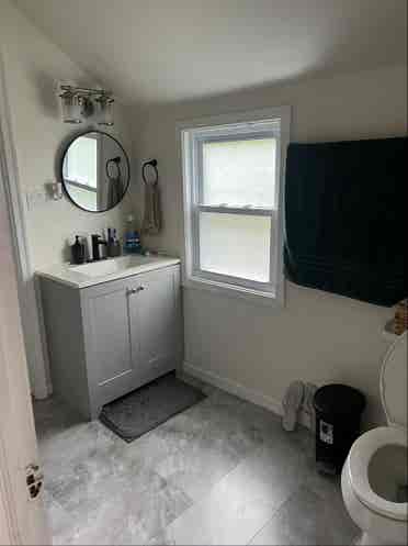 Female roommate needed ()