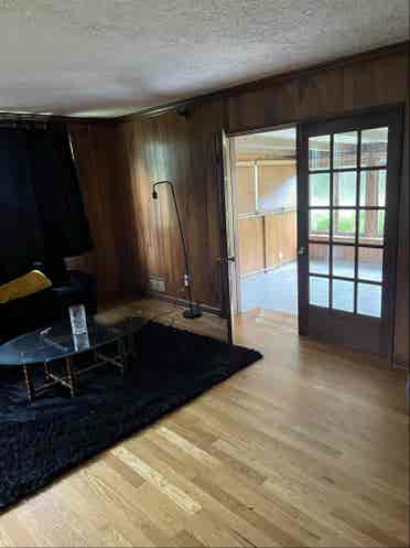 Female roommate needed ()