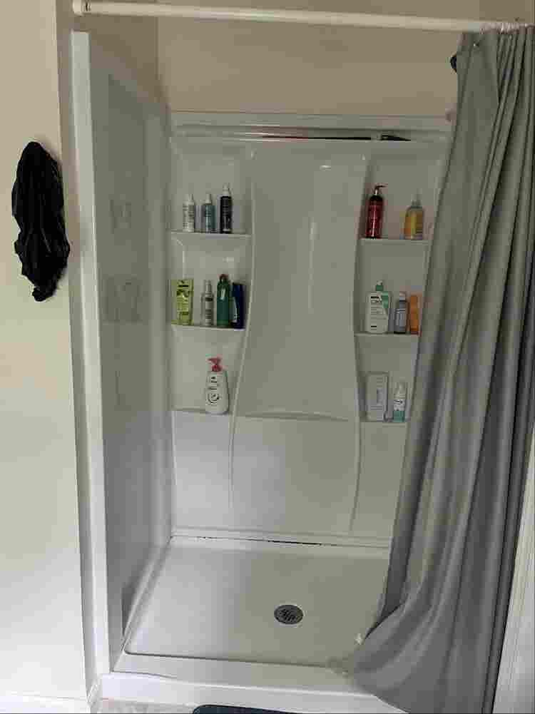 Female roommate needed ()