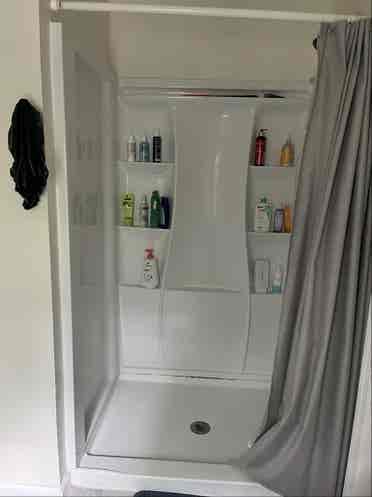 Female roommate needed ()