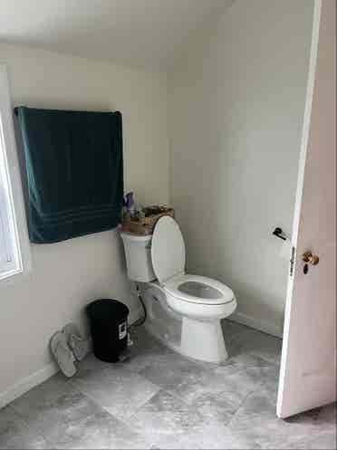 Female roommate needed ()