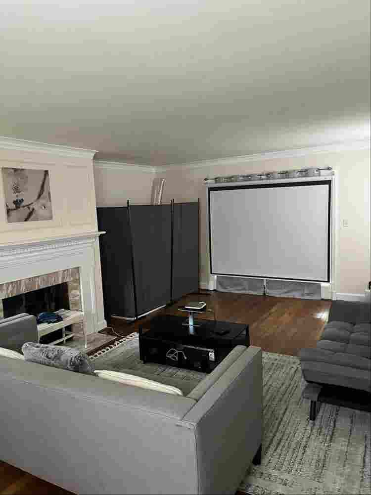Female roommate needed ()