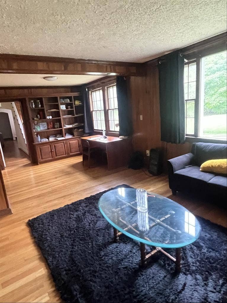 Female roommate needed ()