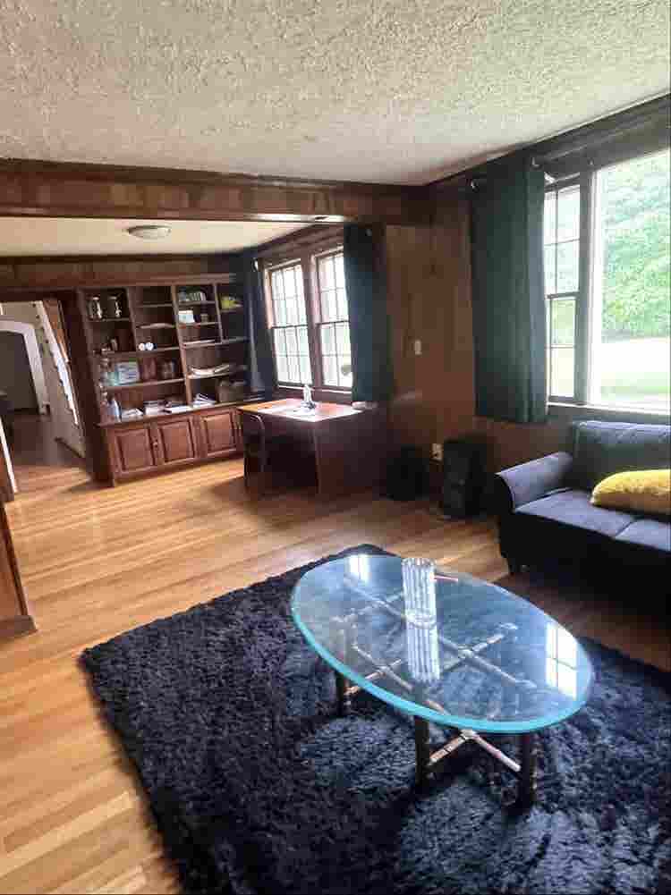 Female roommate needed ()