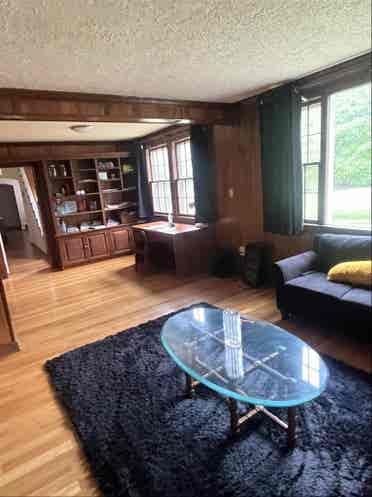 Female roommate needed ()