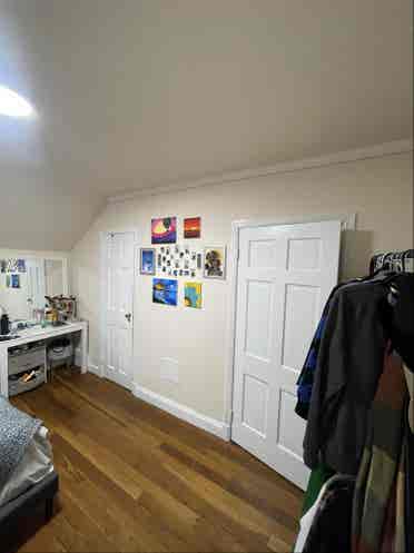 Female roommate needed ()