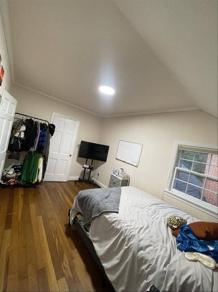 Female roommate needed ()