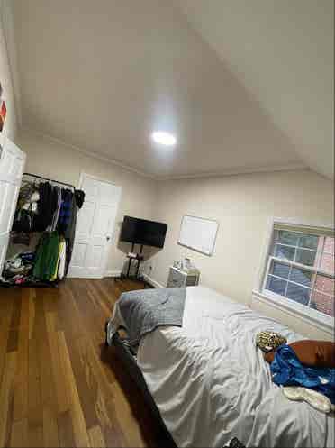 Female roommate needed ()