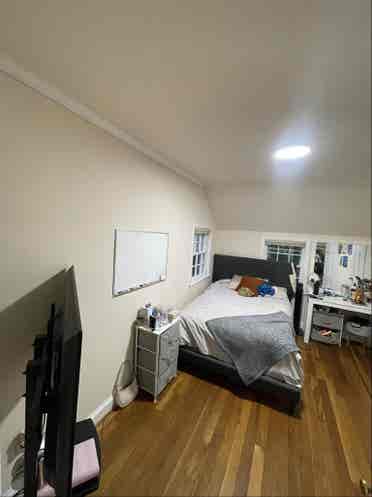 Female roommate needed ()