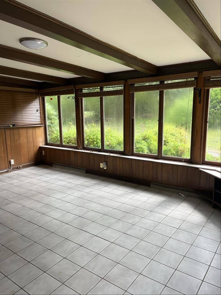 Female roommate needed ()