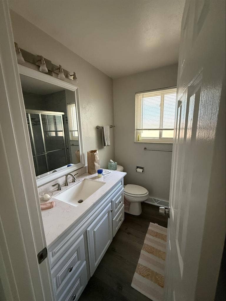 ISO Roommate for bath