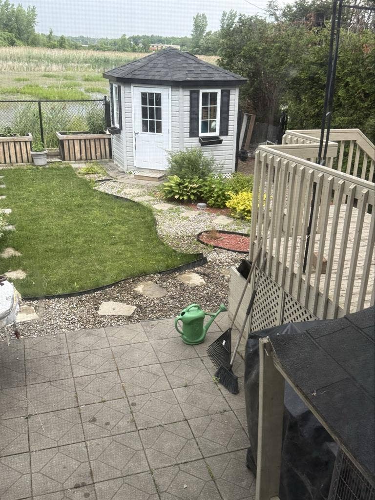 2 girls looking for roommate
