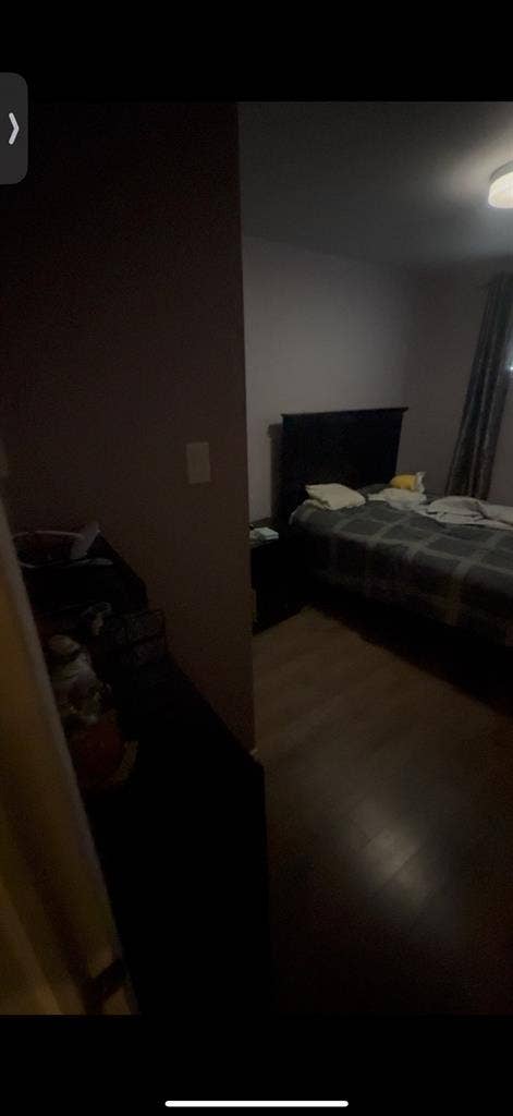 2 girls looking for roommate