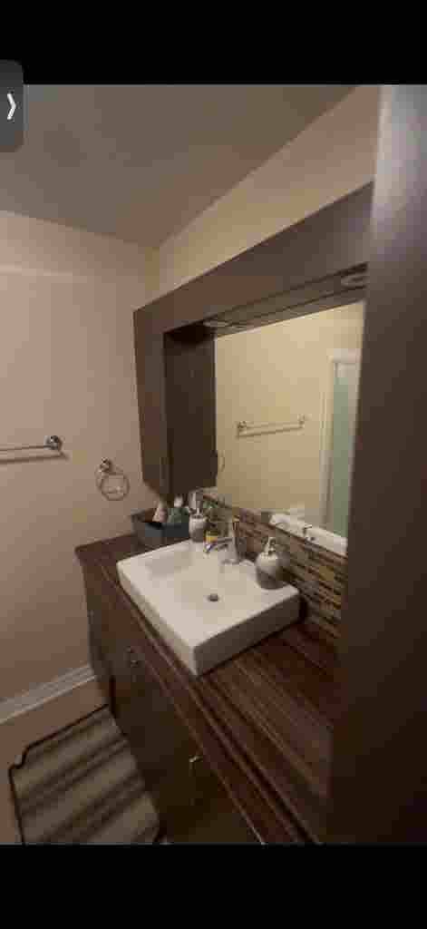 2 girls looking for roommate