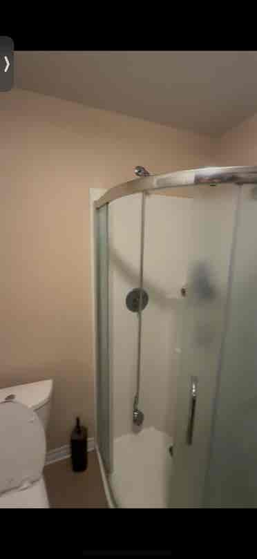 2 girls looking for roommate