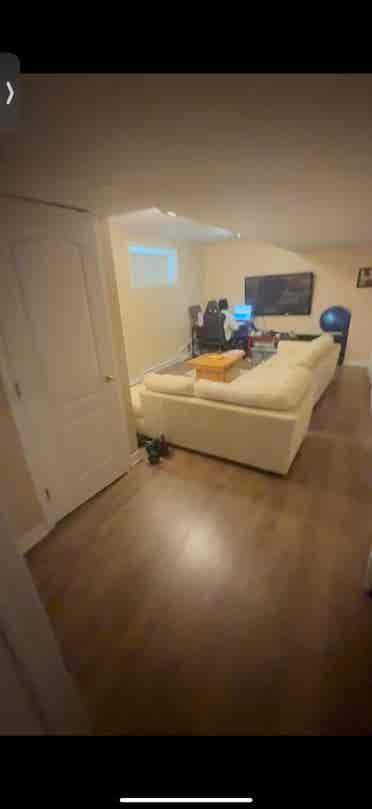 2 girls looking for roommate