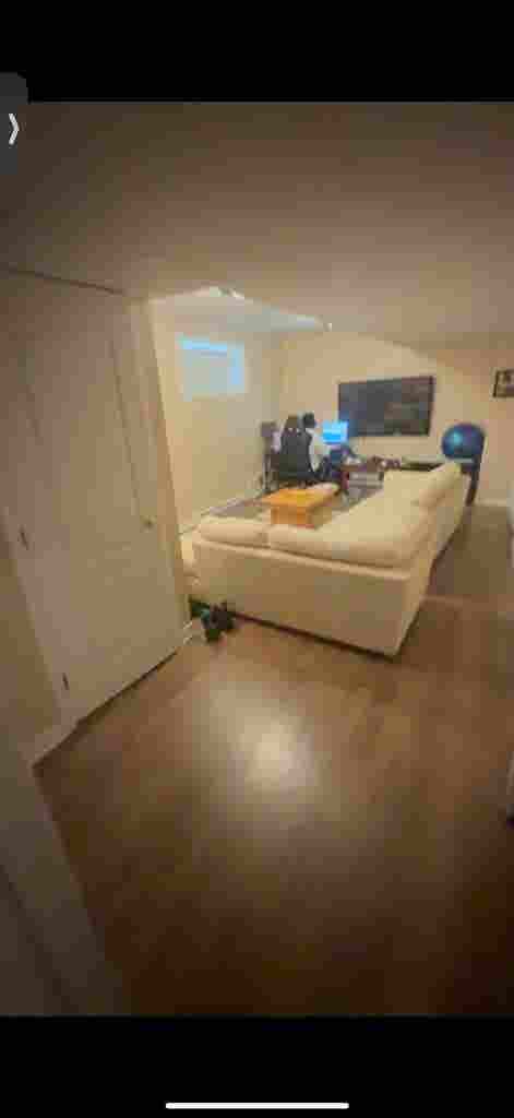 2girls looking for a roommate