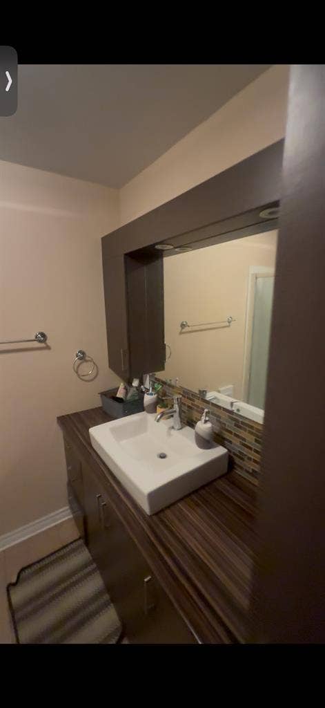 2girls looking for a roomm
ate