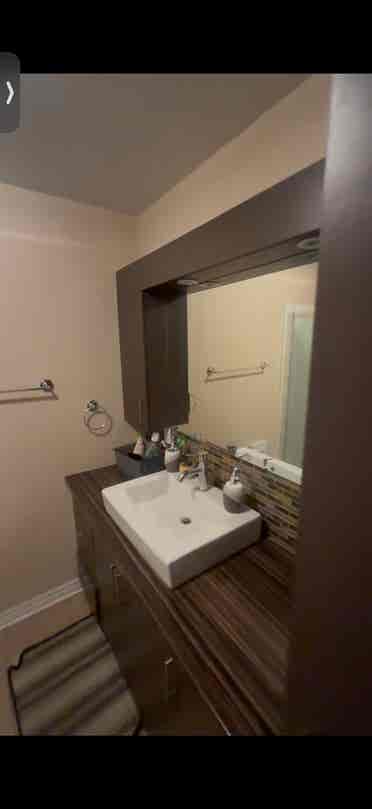 2girls looking for a roomm
ate