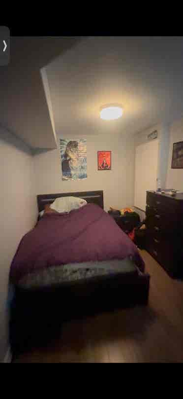 2girls looking for a roomm
ate