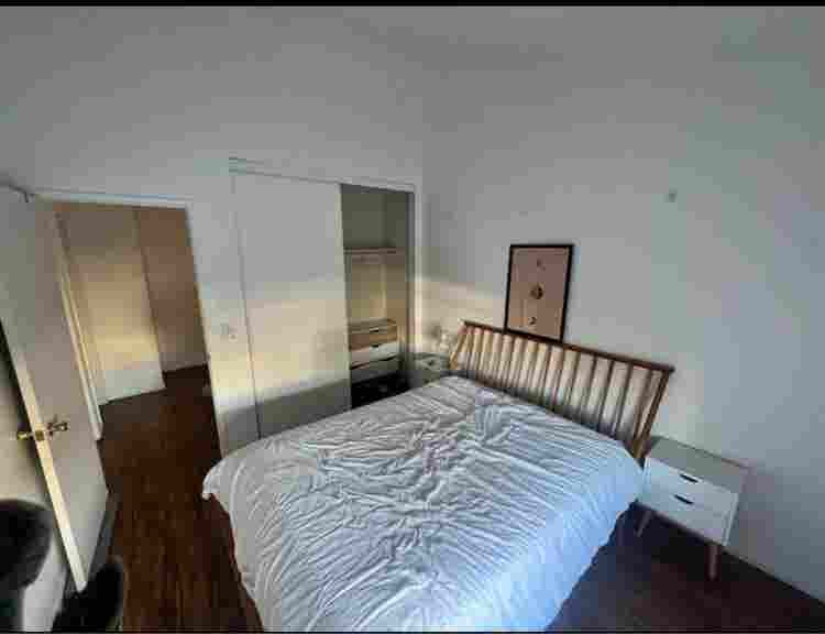 Room w/ private bathroom in UH