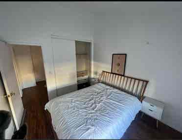 Room w/ private bathroom in UH