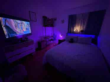 Room w/ private bathroom in UH
