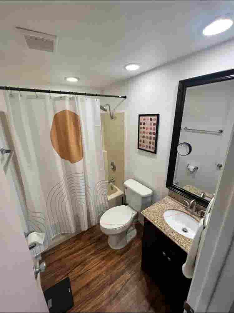 Room w/ private bathroom in UH